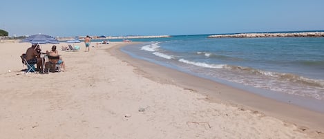 Vlak bij het strand, ligstoelen aan het strand