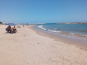 Vlak bij het strand, ligstoelen aan het strand