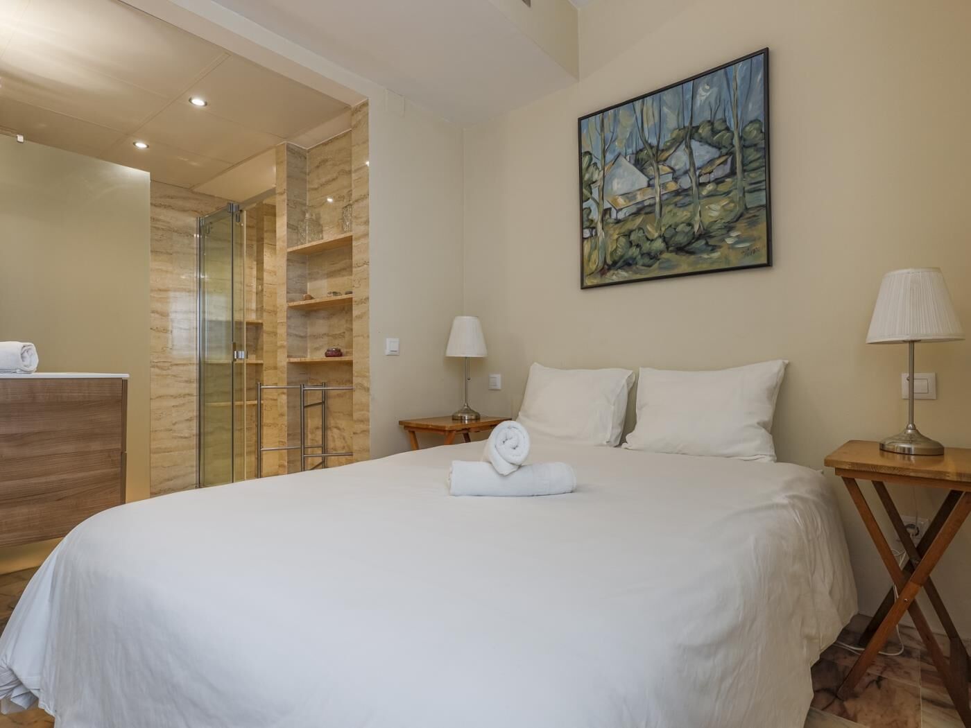 3 bedrooms, iron/ironing board, internet, bed sheets