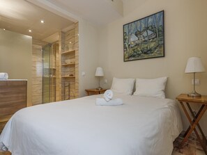 3 bedrooms, iron/ironing board, Internet, bed sheets