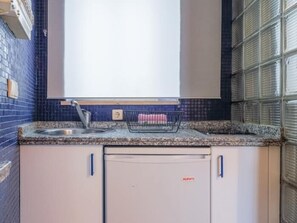 Réfrigérateur, micro-ondes, batterie de cuisine, vaisselle et ustensiles