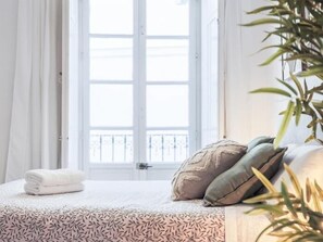 Iron/ironing board, Internet, bed sheets