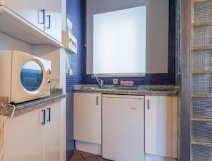 Kühlschrank, Mikrowelle, Kochgeschirr/Geschirr/Besteck