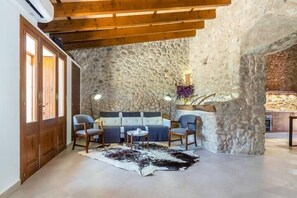 Een televisie en een tafeltennistafel