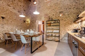 Fridge, microwave, oven, stovetop - Finca Sa Serra – authentic style and luxury (Lloret de Vistalegre)