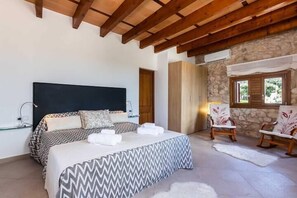 3 slaapkamers, een strijkplank/strijkijzer, wifi, beddengoed