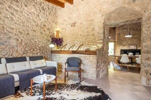 Een televisie en een tafeltennistafel