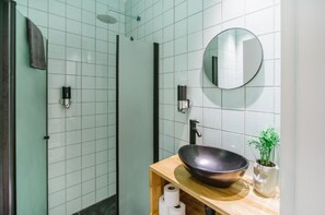Small Studio Apartment | Bad | Dusj, toalettartikler (inkludert), hårføner og håndklær