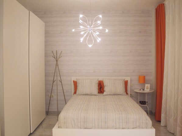 Iron/ironing board, Internet, bed sheets