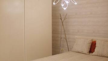 Een strijkplank/strijkijzer, internet, beddengoed