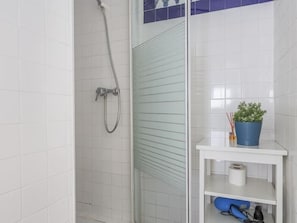 Bathtub, hair dryer, towels - Pure Sevilla - Arenal - 2 bed common terrace 5 px (Sevilla)