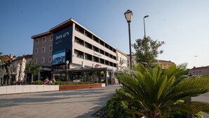 Un immeuble à plusieurs étages sur lequel on peut lire l’inscription « Bura 45°N ».