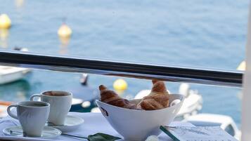 Una mesa con un croissant, dos tazas y un libro titulado 'Cecilia Bern'.