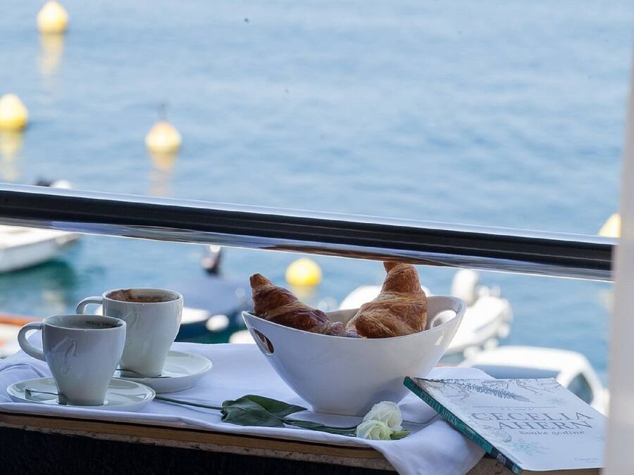 Una mesa con un croissant, dos tazas y un libro titulado 'Cecilia Bern'.