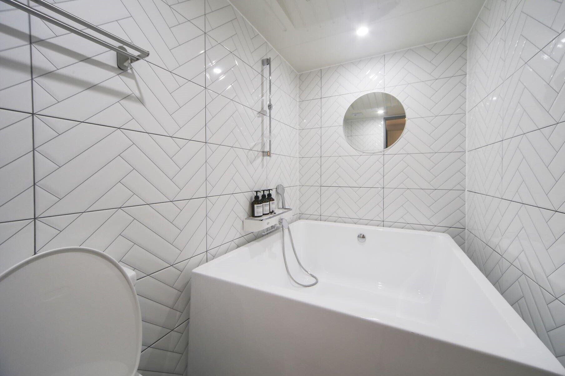 Deep-soaking bathtub