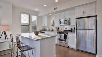 Oven, stovetop, dishwasher, cookware/dishes/utensils