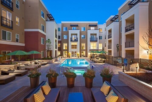 High Floor! Corner Bright & Airy 2BR W/pool & Spa!