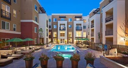 High Floor! Corner Bright & Airy 2BR W/pool & Spa!