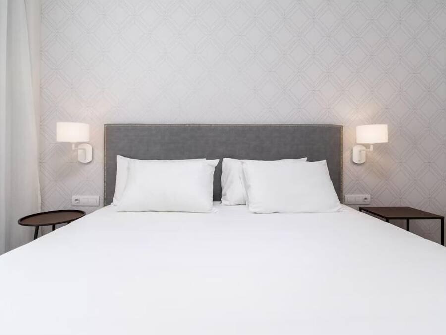 Duntäcken, värdeförvaringsskåp på rummet och mörkläggningsgardiner