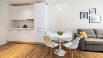 Suíte, 1 quarto | Cozinha privada | Geladeira, micro-ondas, cafeteira/chaleira, torradeira