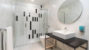 Suite, 2 soverom | Bad | Dusj, miljøvennlige toalettsaker, hårføner og håndklær