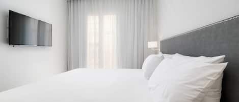 Studiolejlighed | Dundyner, pengeskab på værelset, mørklægningsgardiner