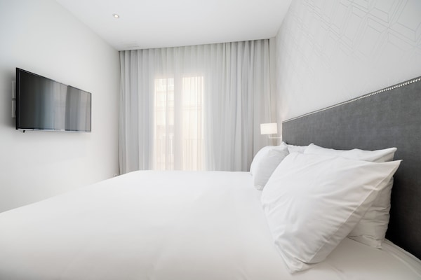 Studio | Down duvets, in-room safe, blackout curtains, iron/ironing board