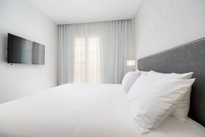 Studio | Duntäcken, värdeförvaringsskåp på rummet och mörkläggningsgardiner