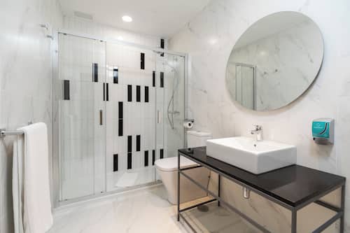 Suite, 2 Schlafzimmer | Badezimmer