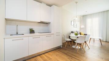 Suite, 2 habitaciones | Cocina privada | Frigorífico, microondas, cafetera o tetera y tostadora