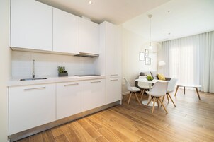 Suite, 2 Bedrooms | Dapur peribadi | Peti sejuk, ketuhar gelombang mikro, pembancuh kopi/teh, pembakar roti 