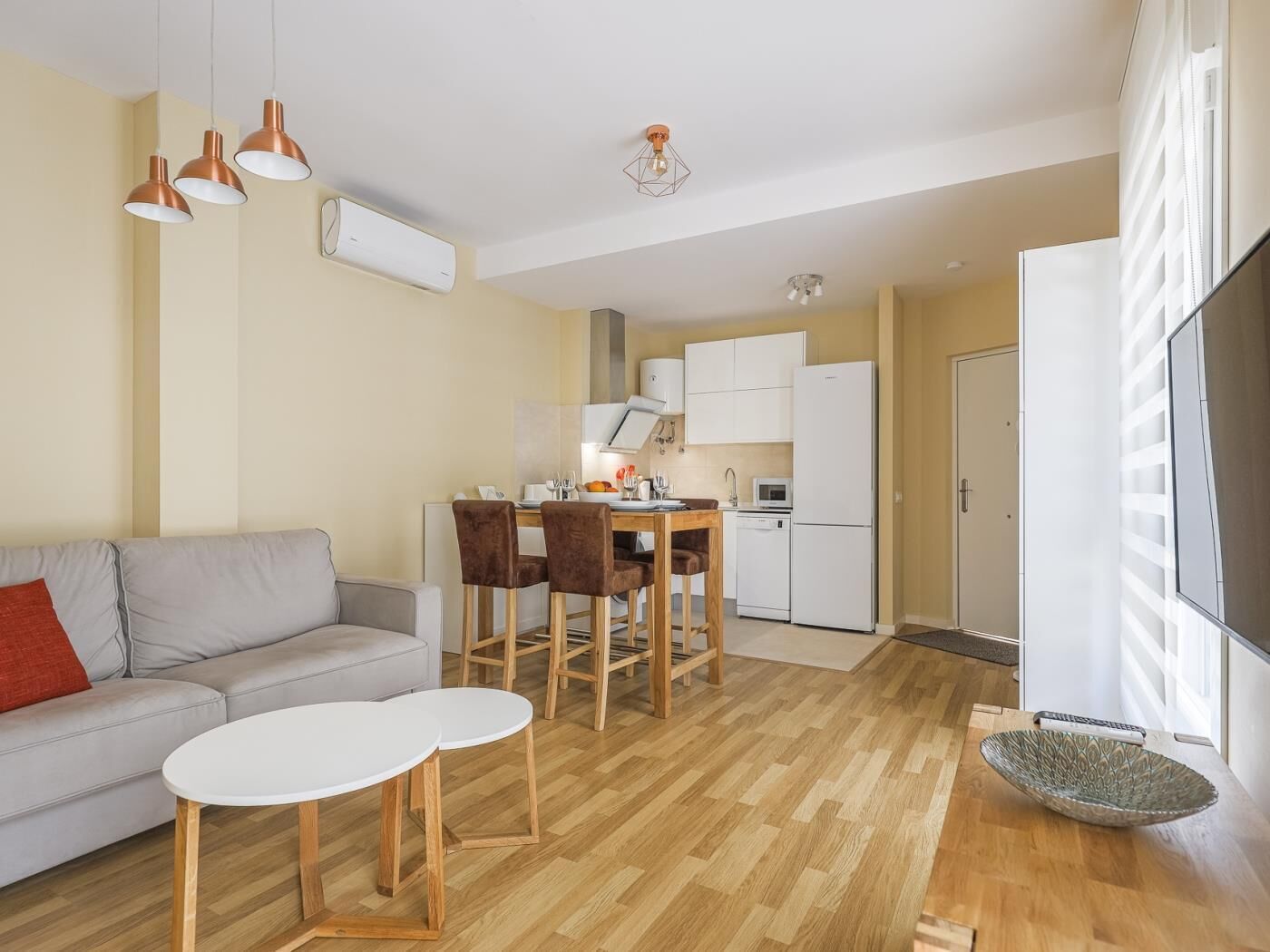 Un appartement moderne comprenant un salon, un coin repas et une kitchenette.