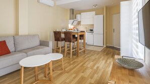 Un appartement moderne comprenant un salon, un coin repas et une kitchenette.