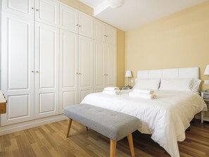 2 bedrooms, iron/ironing board, internet, bed sheets