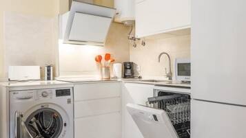 Een koelkast, een magnetron, een koffiezetapparaat/waterkoker