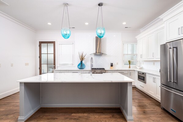 Fridge, microwave, oven, stovetop - Oakhurst Cottage #3 Close to Uptown Charlotte3 (Charlotte)