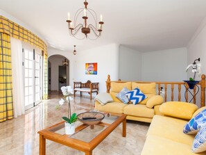 Télévision, lecteur de DVD, baby-foot, chaîne hi-fi