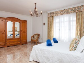 3 bedrooms, iron/ironing board, internet, bed sheets