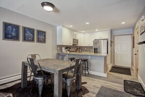Condo, 2 habitaciones | Cocina privada | Refrigerador, microondas, horno y lavavajillas 