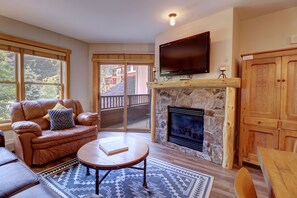 Condo, 1 chambre | Aire de séjour | Téléviseur