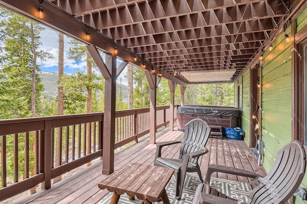 House, 5 Bedrooms | Balcony