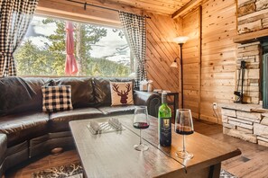 House, 5 Bedrooms | Living area