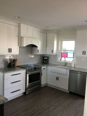 House, 4 Bedrooms | Private kitchen