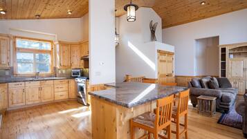 House, 4 Bedrooms | Private kitchen | Fridge, microwave, oven, dishwasher