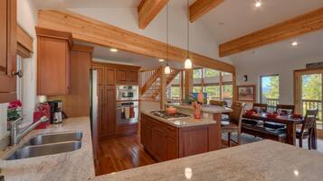 Talo, 4 makuuhuonetta | Yksityinen keittiö | Jääkaappi, uuni, kahvin-/teenkeitin, vedenkeitin