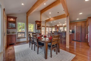 Maison, 4 chambres | Restauration