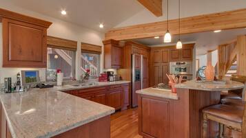 Talo, 4 makuuhuonetta | Yksityinen keittiö | Jääkaappi, uuni, kahvin-/teenkeitin, vedenkeitin