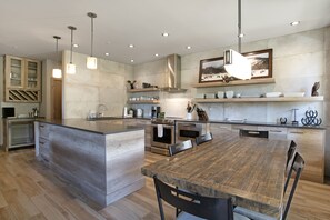 Appart'hôtel, 3 chambres | Cuisine privée | Réfrigérateur, micro-ondes, plaque de cuisson, cafetière/bouilloire