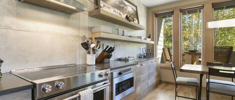 Refrigerador, microondas, placa de cocina, cafetera/tetera