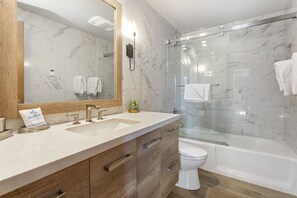Condo, 3 Bedrooms | Bathroom | Hair dryer, towels, shampoo
